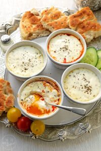 gebackene Einer in Joghurt mit Löffel angestochen