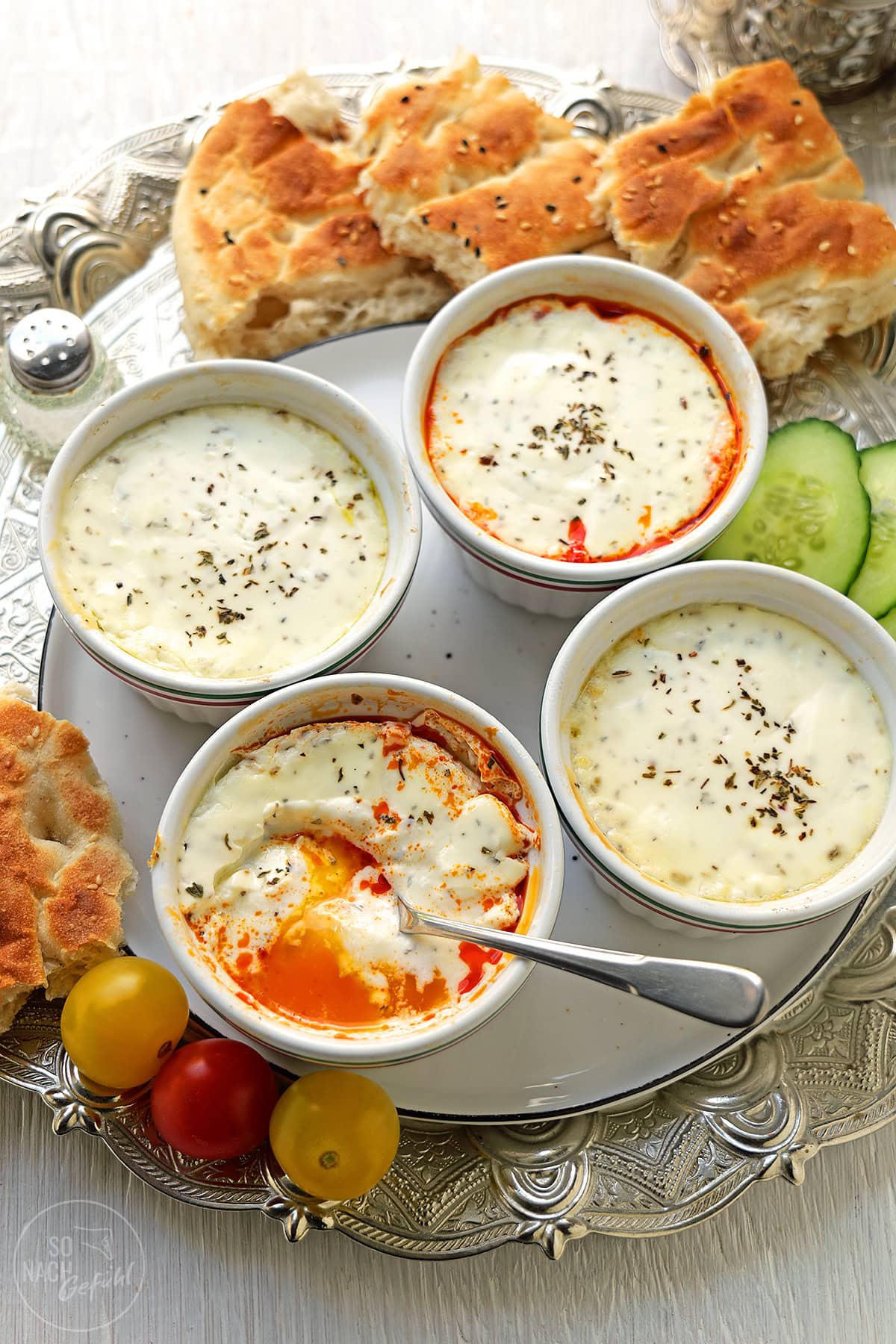 gebackene Einer in Joghurt mit Löffel angestochen