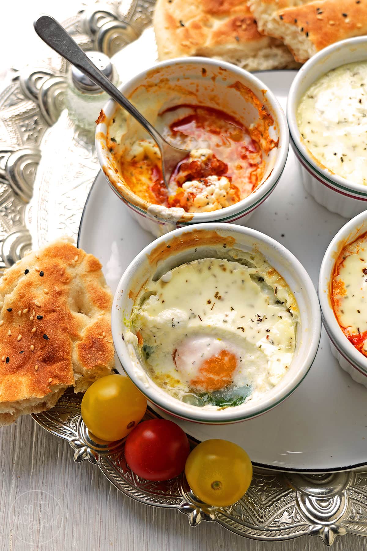 gebackener Joghurt mit erkennbarem Ei und ausgelöffelt