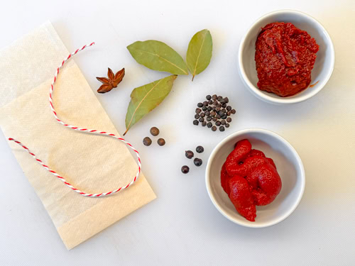Zutaten Gewürzsäckchen, Tomatenmark und Paprikamark