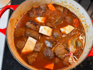 Gulasch zum Schmoren ansetzen