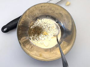 Minzjoghurt anrühren