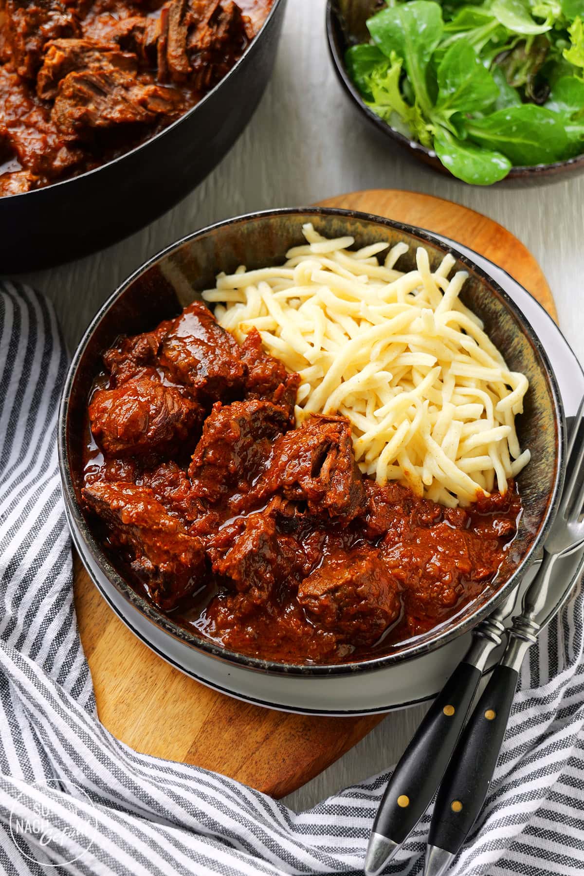 Klassisches Rindergulasch, zartmürbe und aromatisch