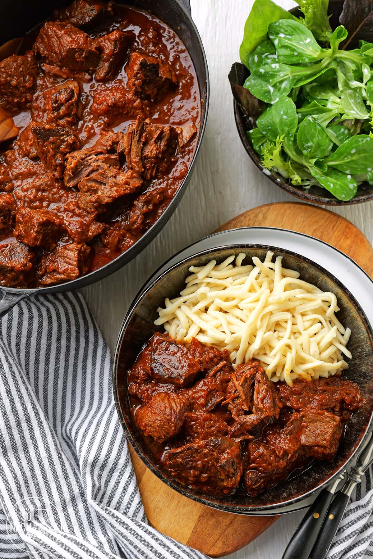 Klassisches Rindergulasch von oben