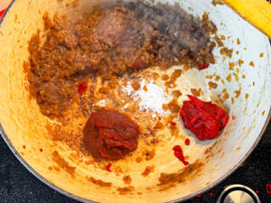 Puderzucker, Tomatenmark und Paprikamark karamellisieren