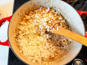 Zwiebeln dünsten und Bodensatz lösen